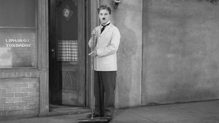 Charlie Chaplin in una scena tratta da Il grande dittatore
