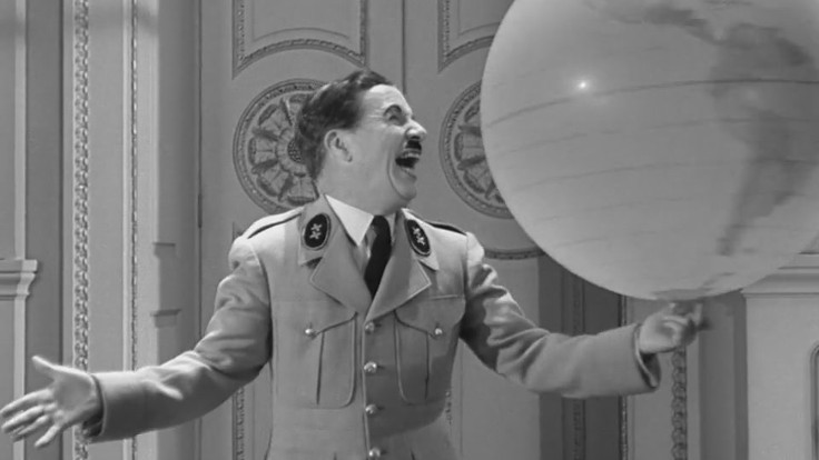 Charlie Chaplin in una scena tratta da Il grande dittatore