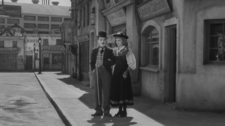 Charlie Chaplin e Paulette Goddard in una scena tratta da Il grande dittatore