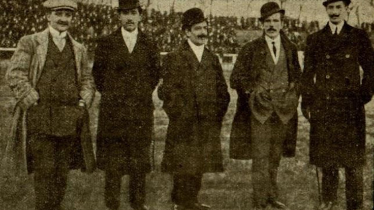 Umberto Meazza (secondo da destra), primo "tecnico" della nazionale italiana