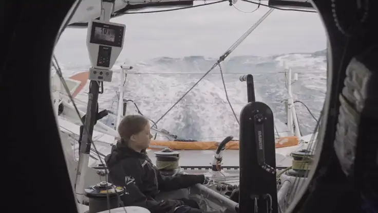 Greta Thunberg a bordo dello yacht mentre attraversa l'oceano Atlantico