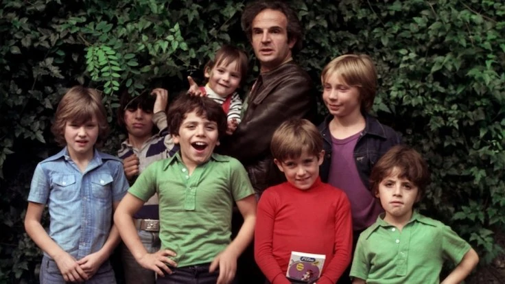 François Truffaut insieme ai piccoli interpreti di Gli anni in tasca