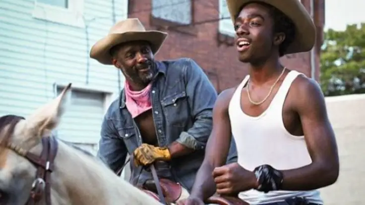 Idris Elba e Caleb McLaughlin in una scena tratta da Concrete Cowboy