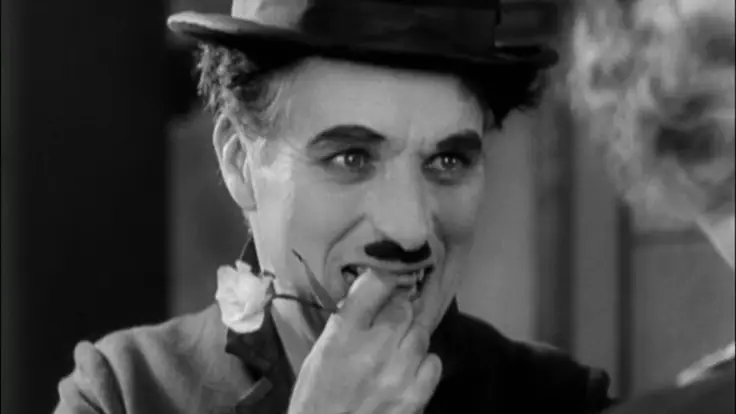 Lo sguardo di Chaplin nel finale di Luci della città