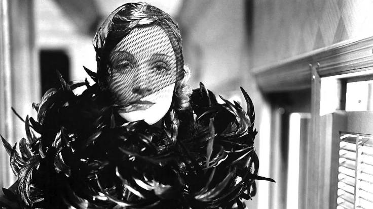Marlene Dietrich in una scena di Shanghai Express