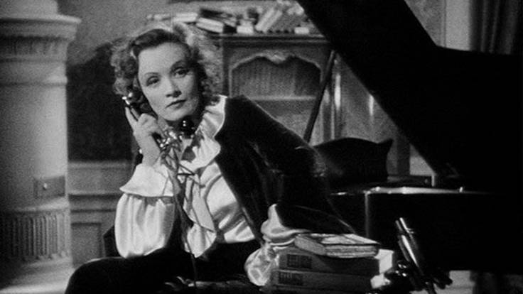 Marlene Dietrich in una scena di Disonorata
