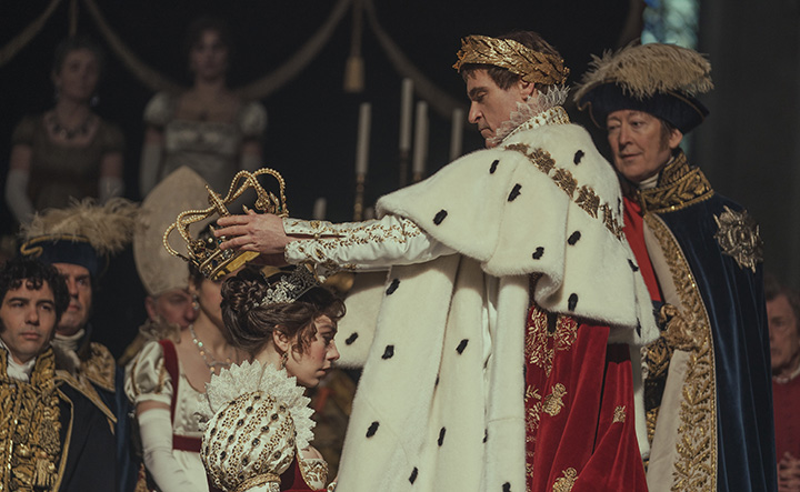 Joaquin Phoenix incorona Vanessa Kirby in Napoleon